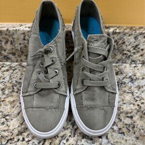 Size 9 Blowfish Pewter Green sneaker